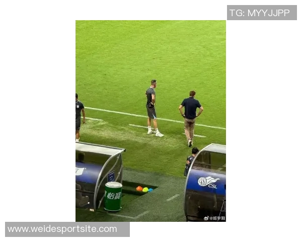 申花主帅斯卢茨基现场观战德约科维奇比赛享受偷闲时光