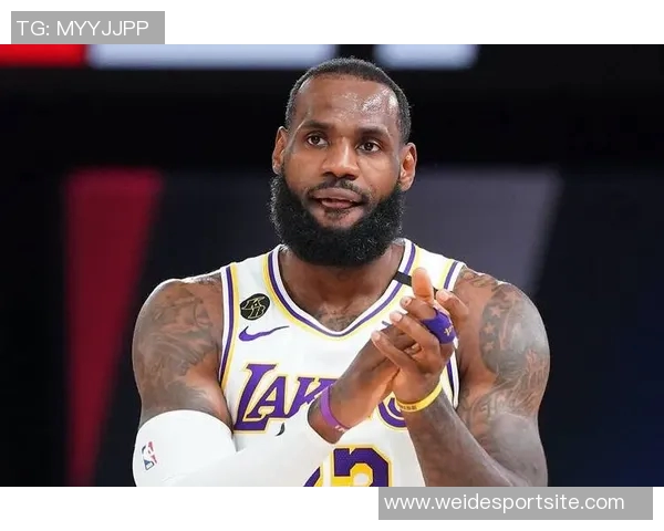 詹姆斯在防守端的组织能力出色但轮转时机偶尔迟缓