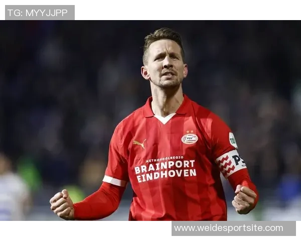 埃因霍温宣布卢克德容告别仪式球员荣登星光大道荣耀时刻